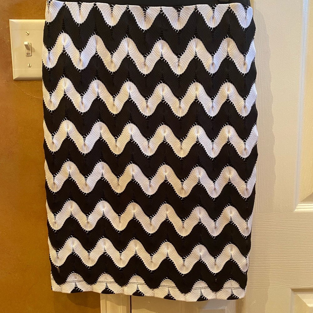 Elastic waste black and white skirt